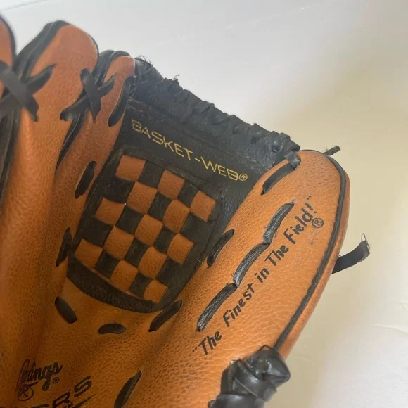 Rawlings PL100TB 10 inch right handed kids glove with 3 T-ball baseballs - Picture 6 of 9